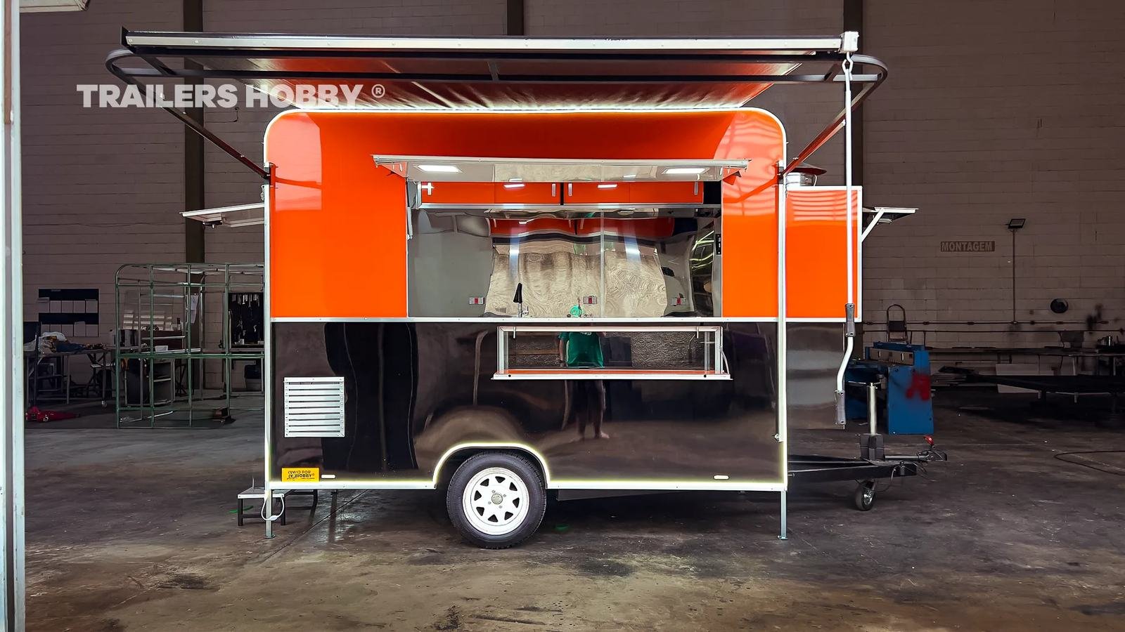 Trailer para churrasco em fabricação na fábrica da Trailers Hobby, com a equipe trabalhando na estrutura