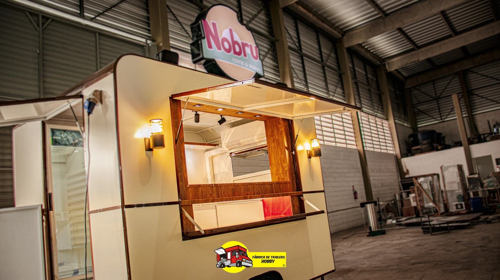 Detalhe da janela de atendimento em madeira de um trailer fabricado pela Trailers Hobby