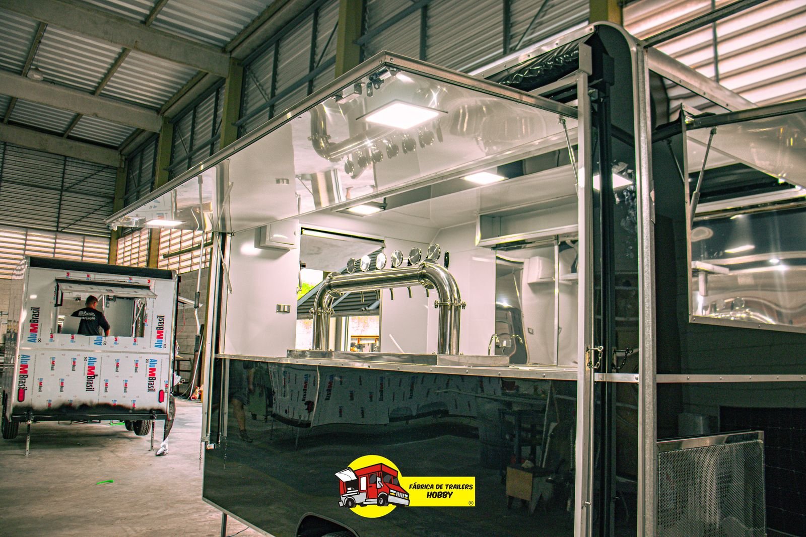 Vista interna de um trailer de chopp fabricado pela Trailers Hobby, com acabamento em inox