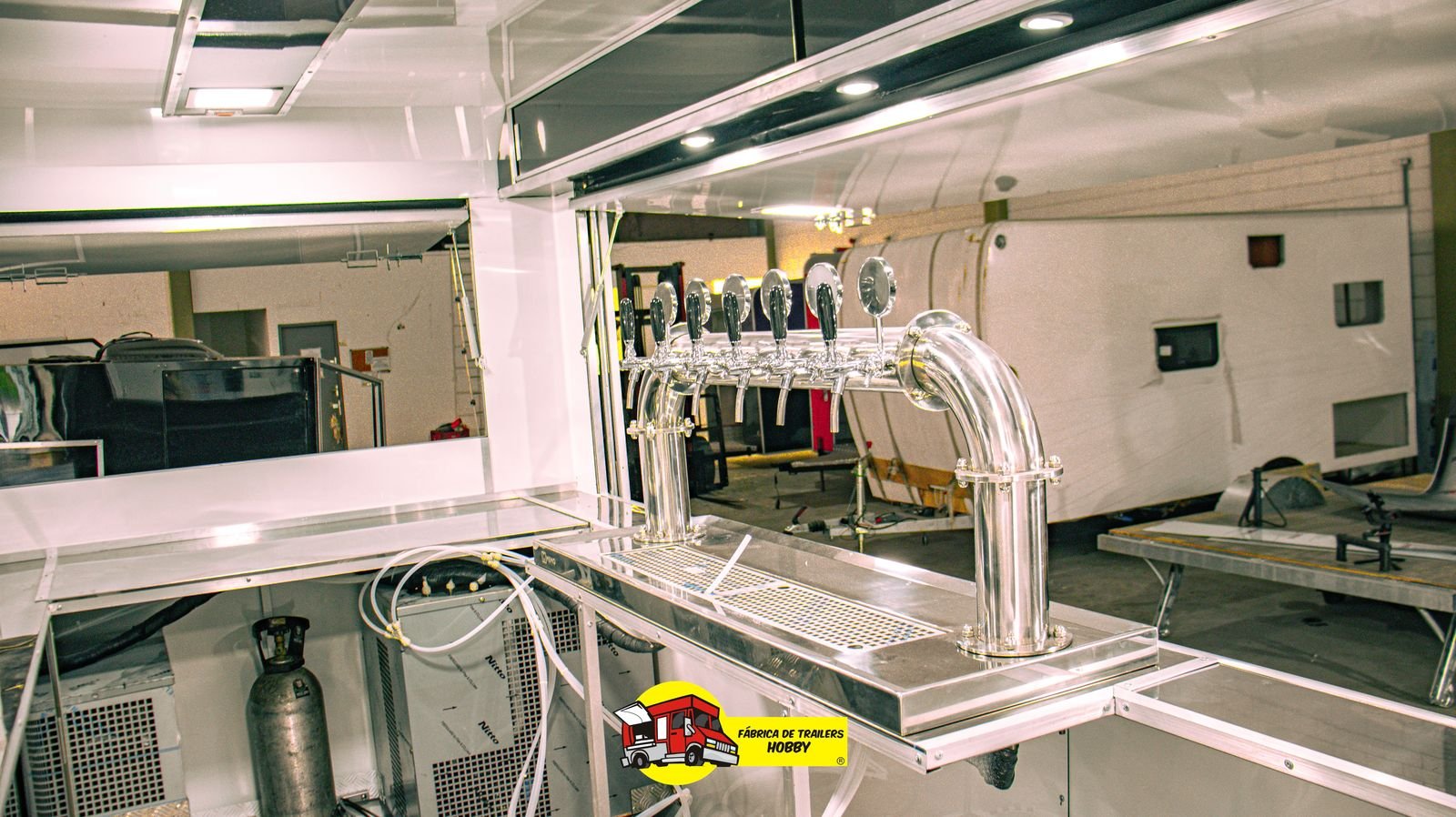 Torre de torneiras em inox de um trailer de chopp fabricado pela Trailers Hobby
