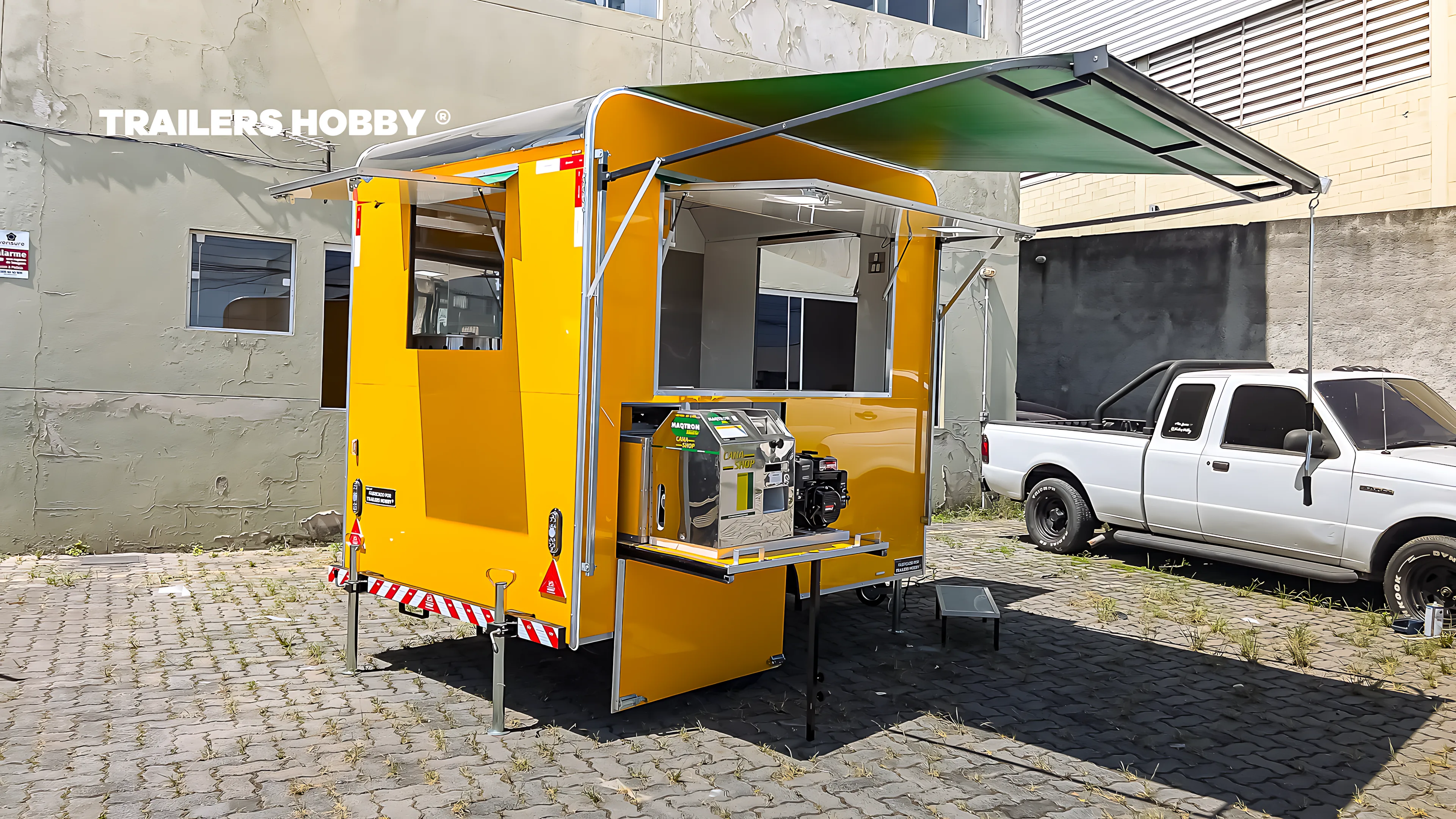 Trailer para caldo de cana entregue em Londrina, com gaveta do engenho elétrico aberta