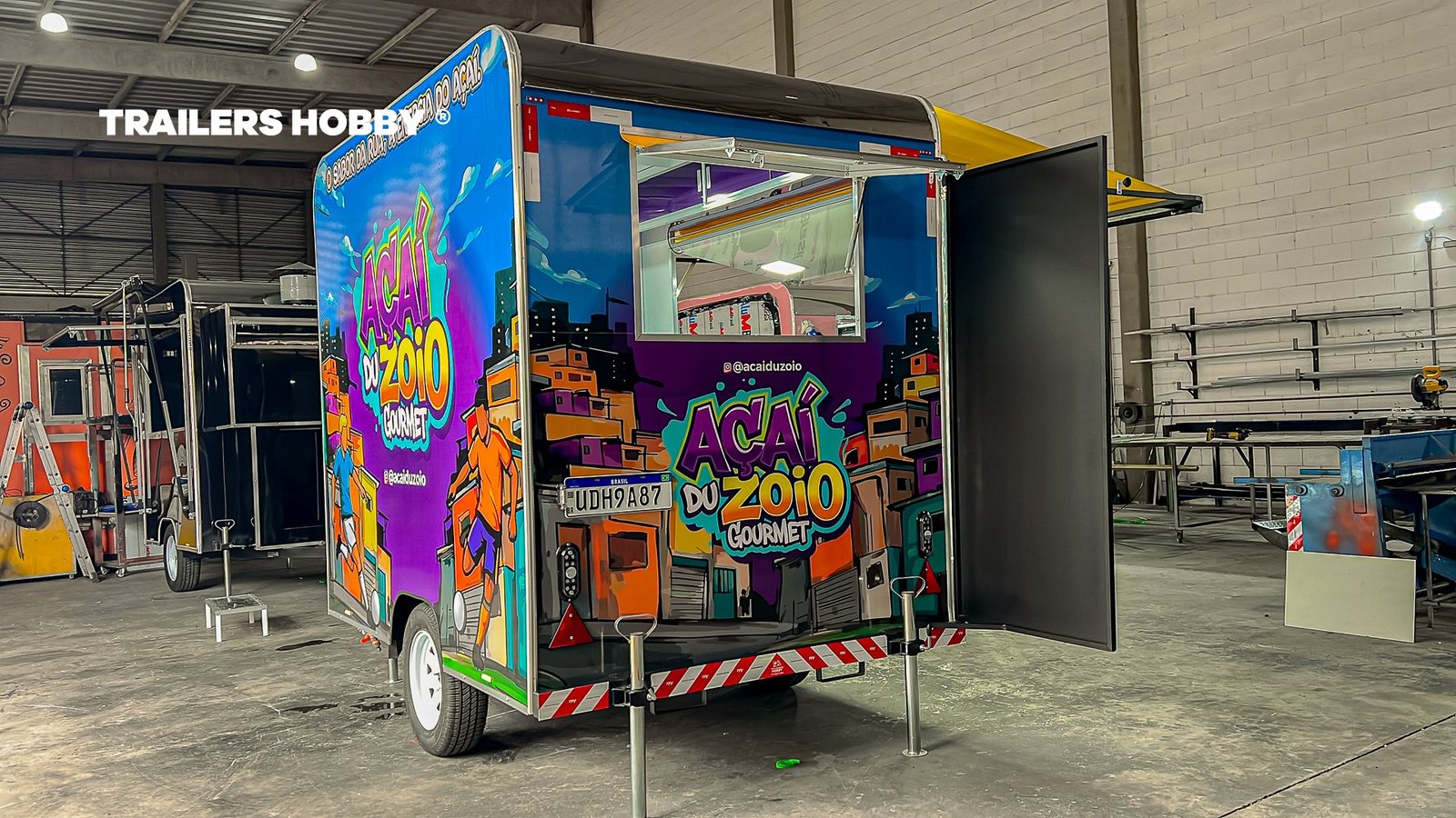Trailer Açaí du Zoio com porta traseira aberta mostrando a estrutura