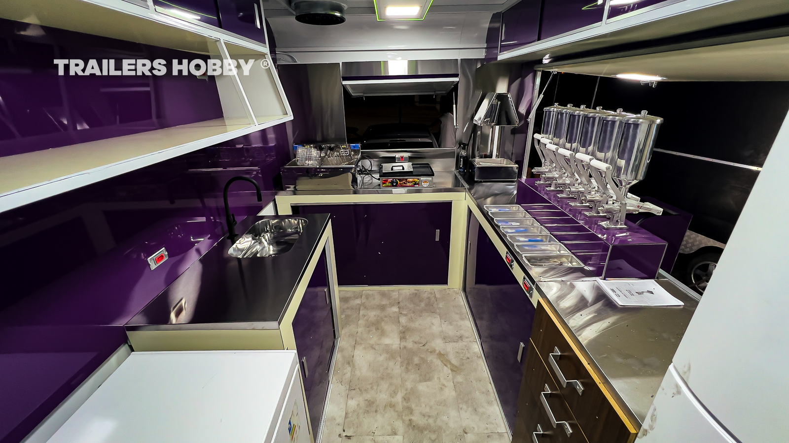 Área interna do trailer Roxo e Caramelo