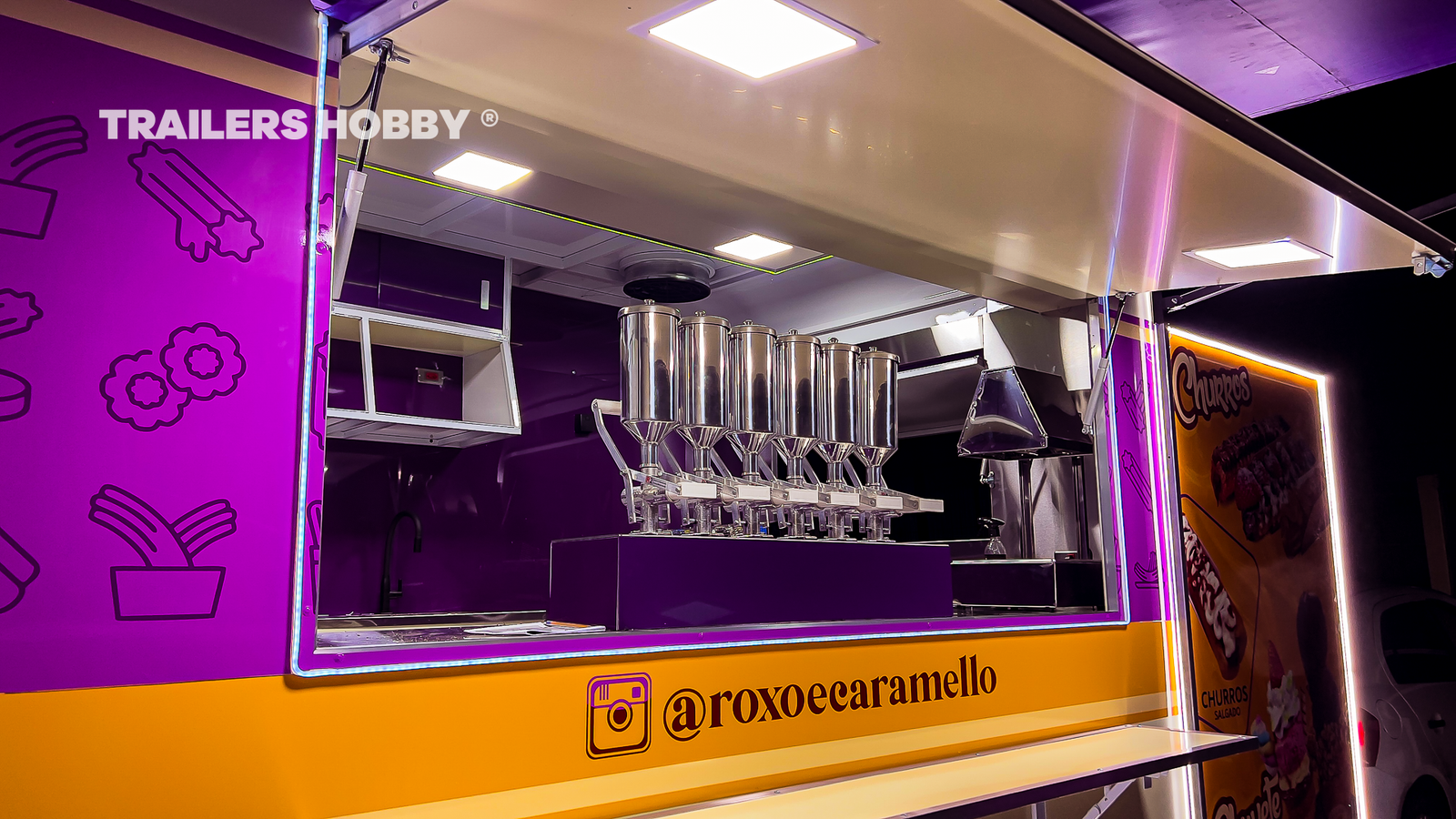 Vista lateral iluminada do trailer Roxo e Caramelo