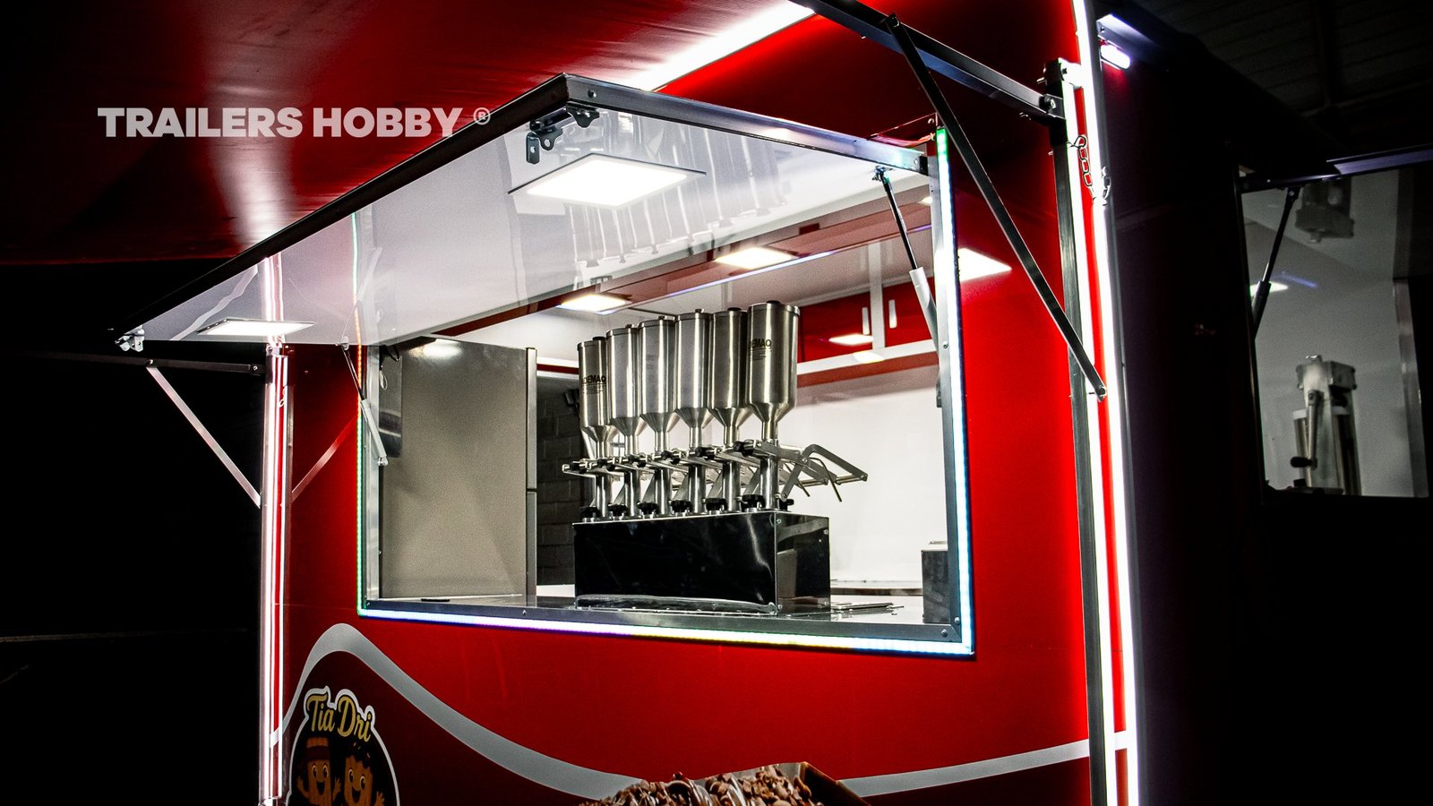 Equipamentos de produção de churros instalados no trailer Tia Dri Churros