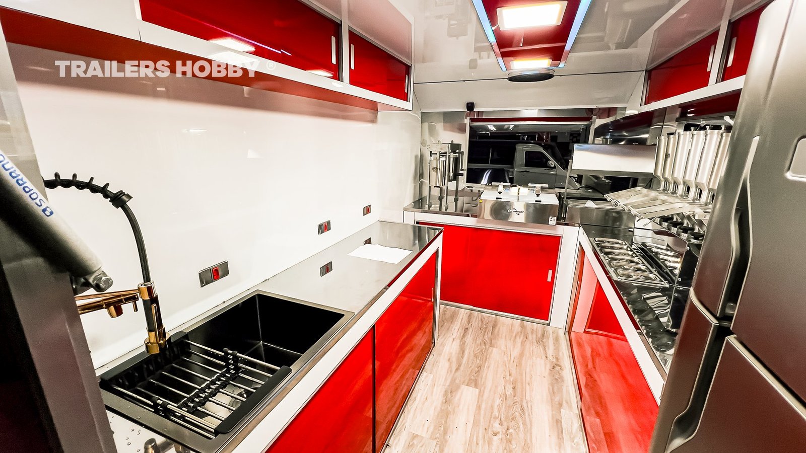 Cozinha interna do trailer Tia Dri Churros com bancada e pia em inox