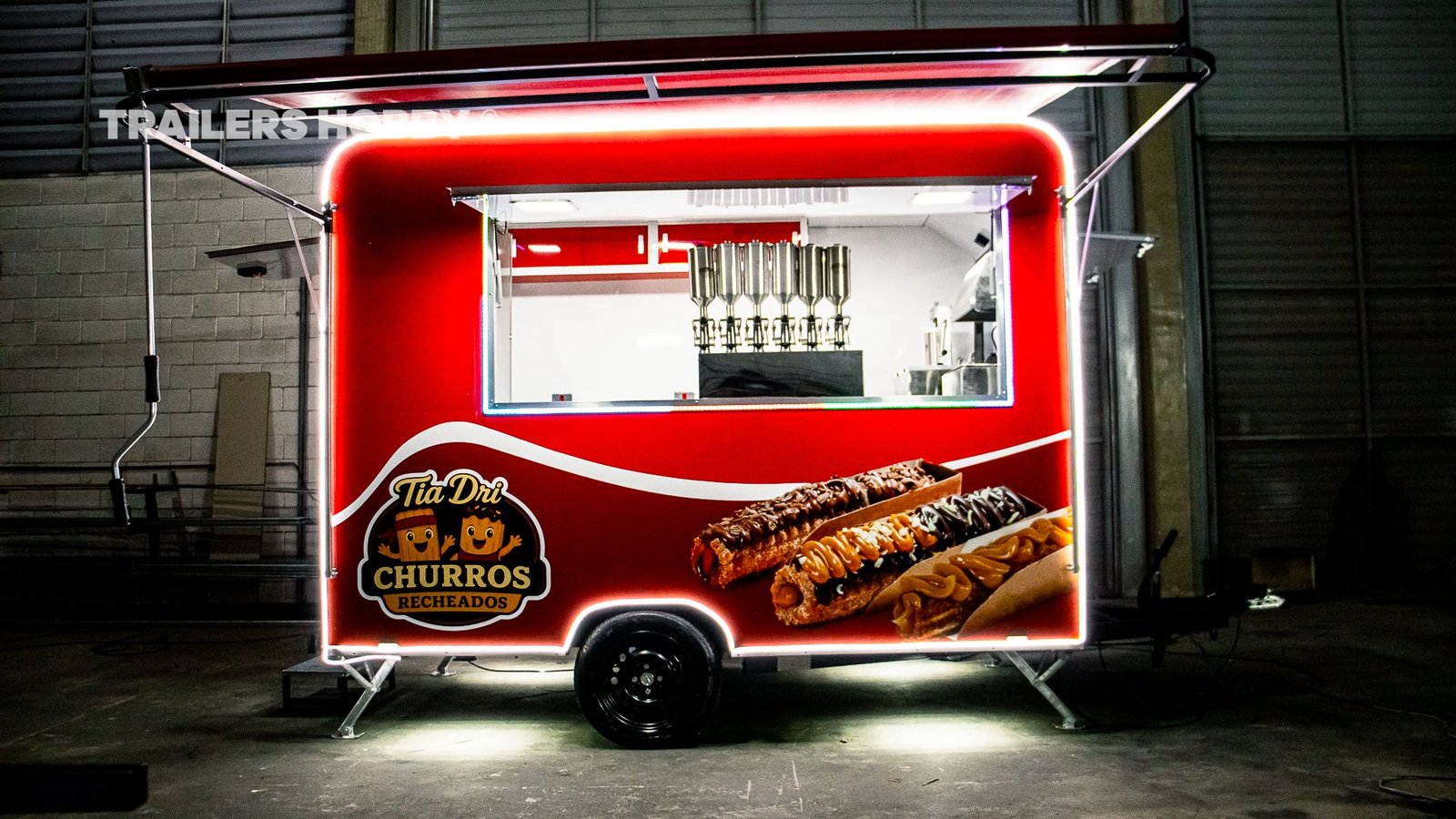 Vista lateral do trailer Tia Dri Churros com identidade visual vermelha