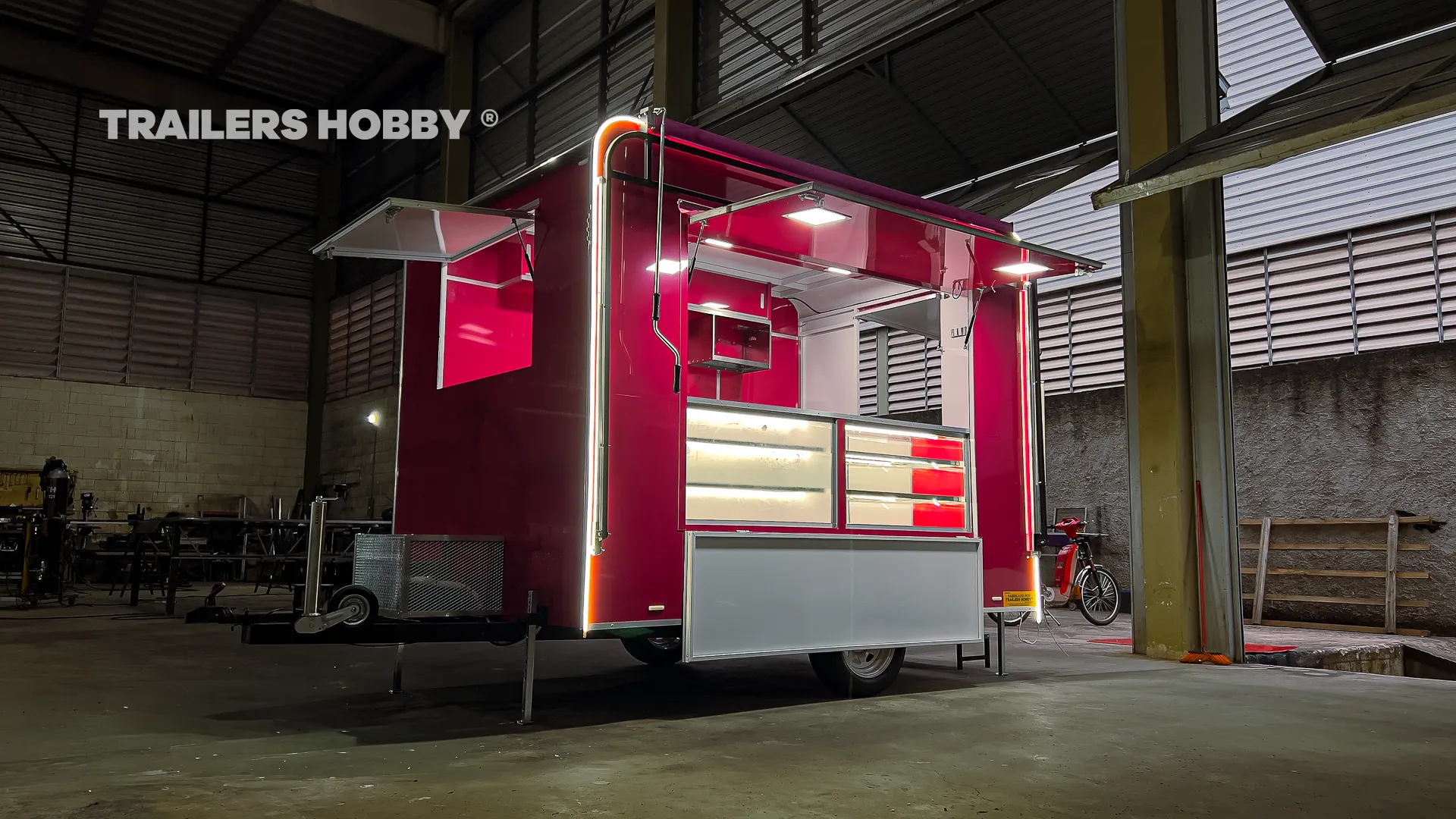 Projeto real de trailer para confeitaria com vitrine refrigerada