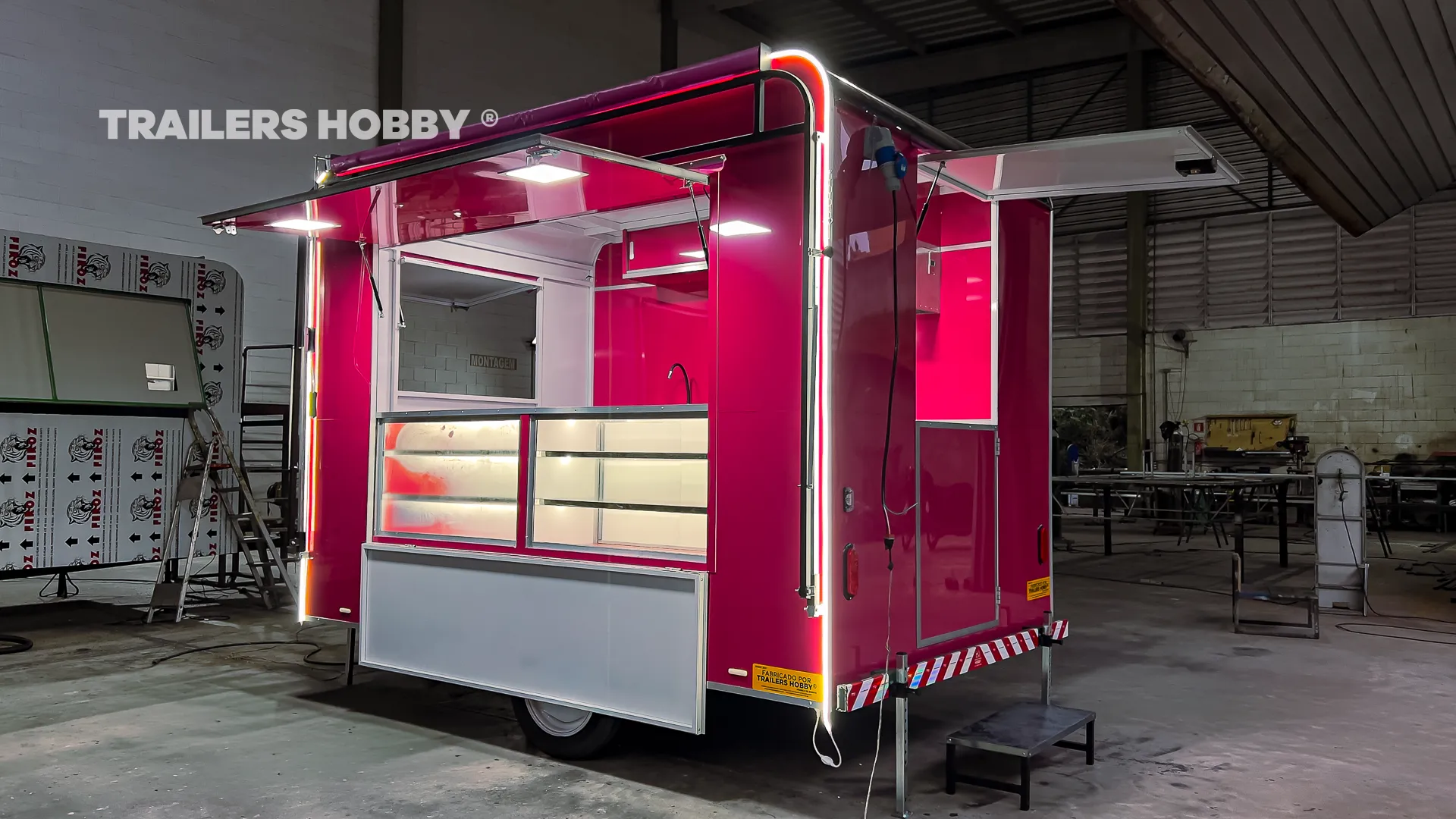 Trailer para confeitaria personalizado com iluminação em LED