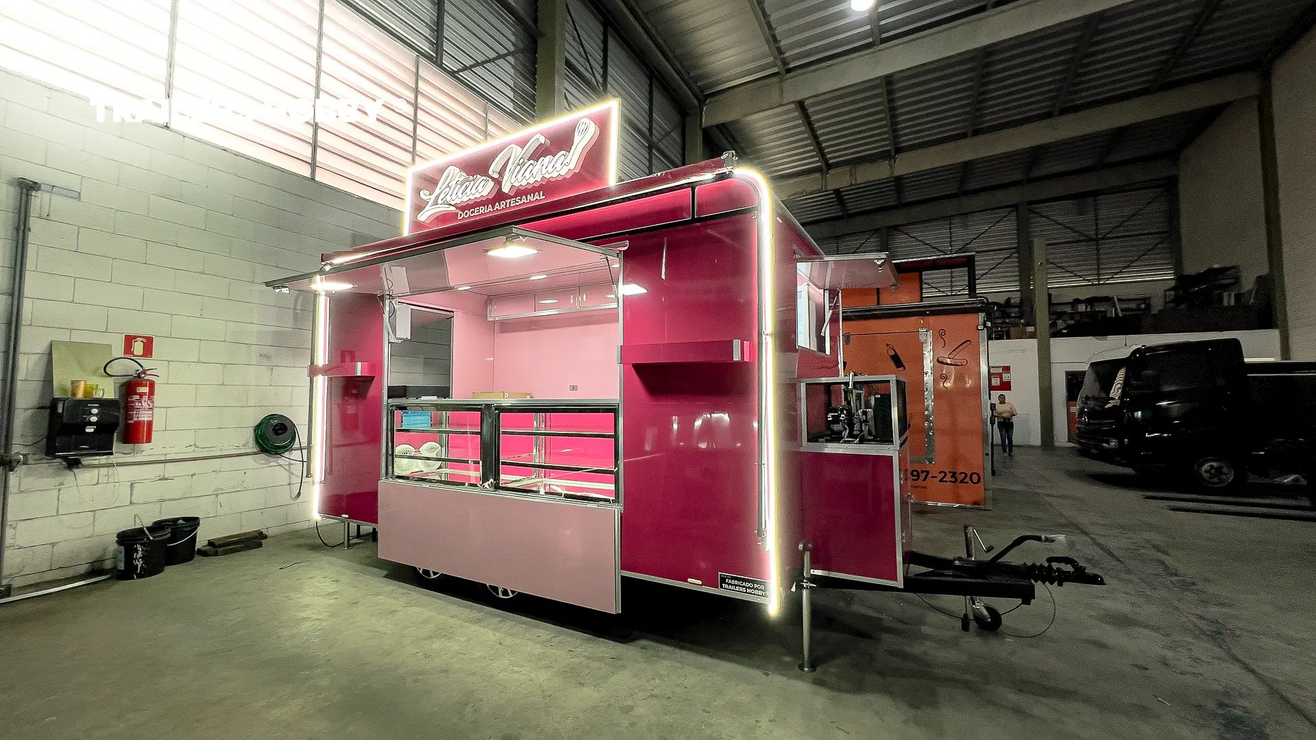 Trailer para confeitaria com vitrine refrigerada sob medida fabricado pela Trailers Hobby