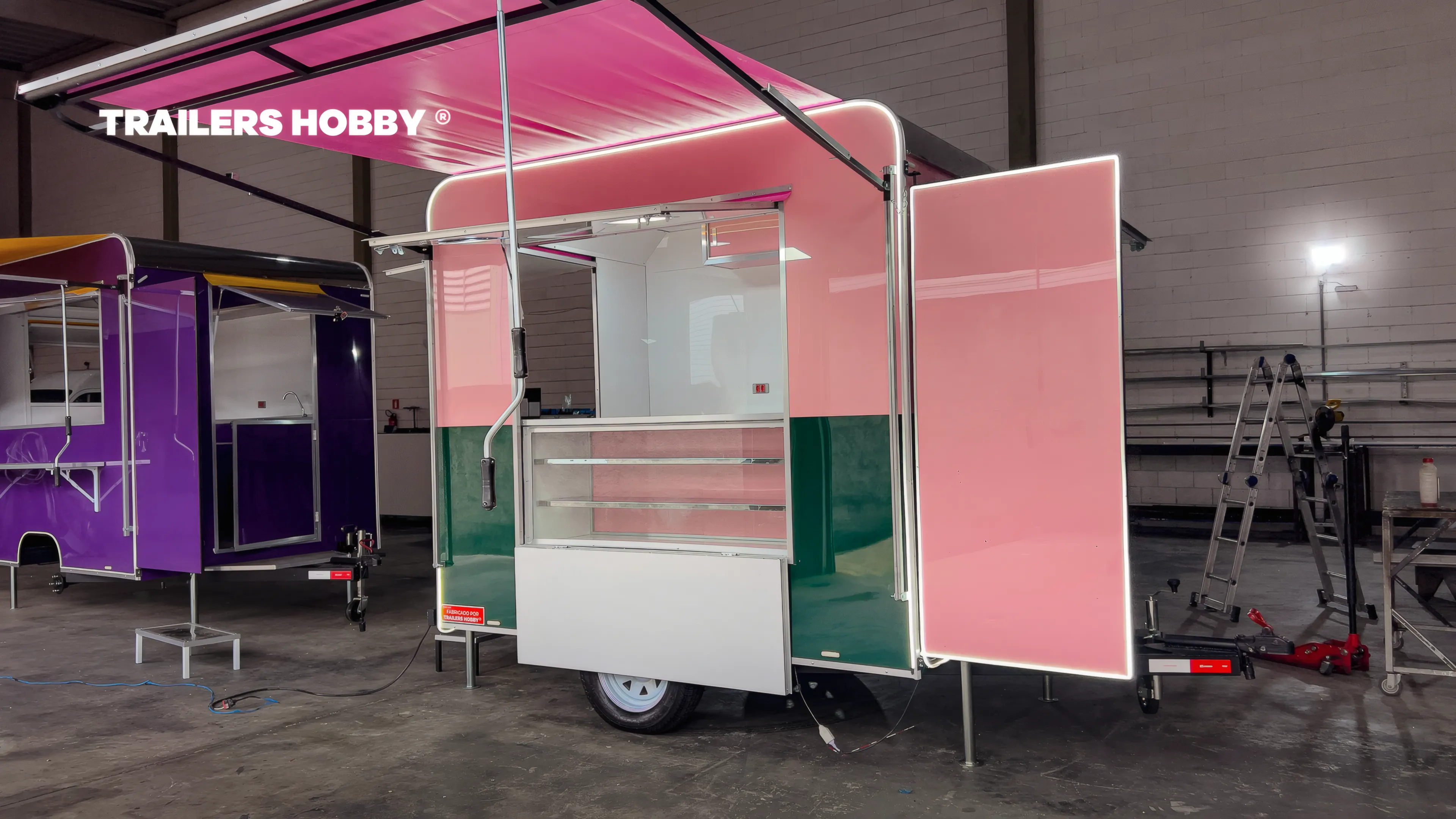 Trailer de confeitaria rosa e verde fabricado pela Trailers Hobby
