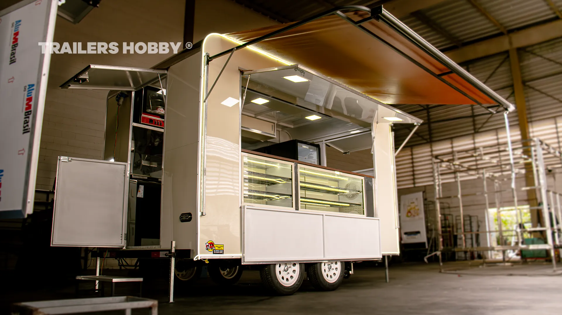 Trailer para doces, bolos, cafés e sobremesas com vitrine refrigerada