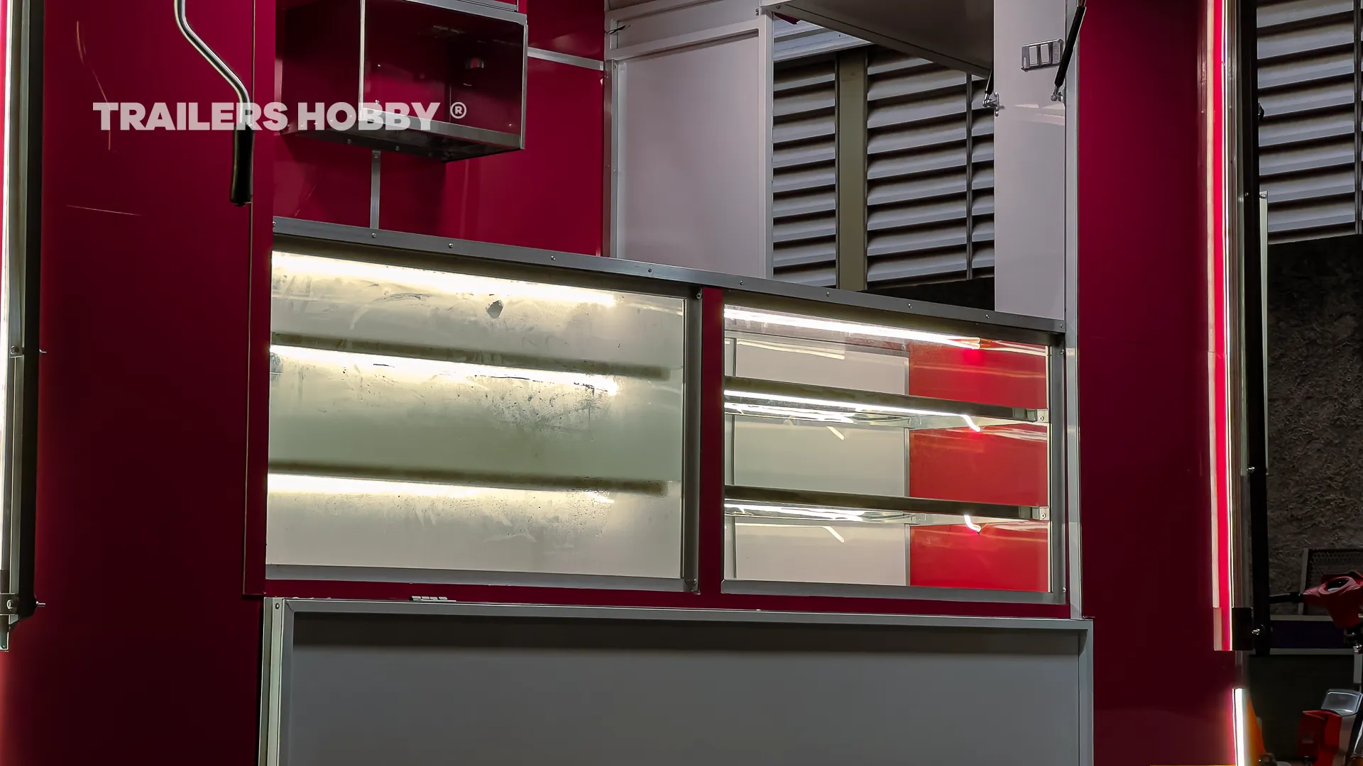 Detalhe da vitrine refrigerada de trailer para confeitaria