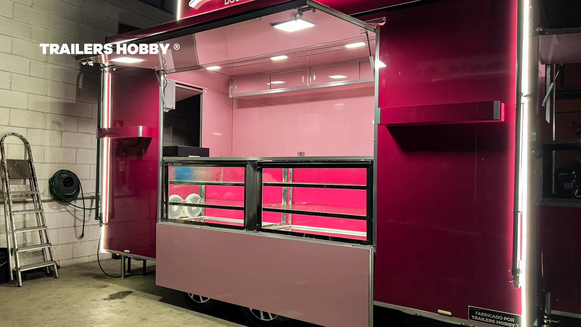 Trailer para confeitaria com vitrine refrigerada fabricada sob medida