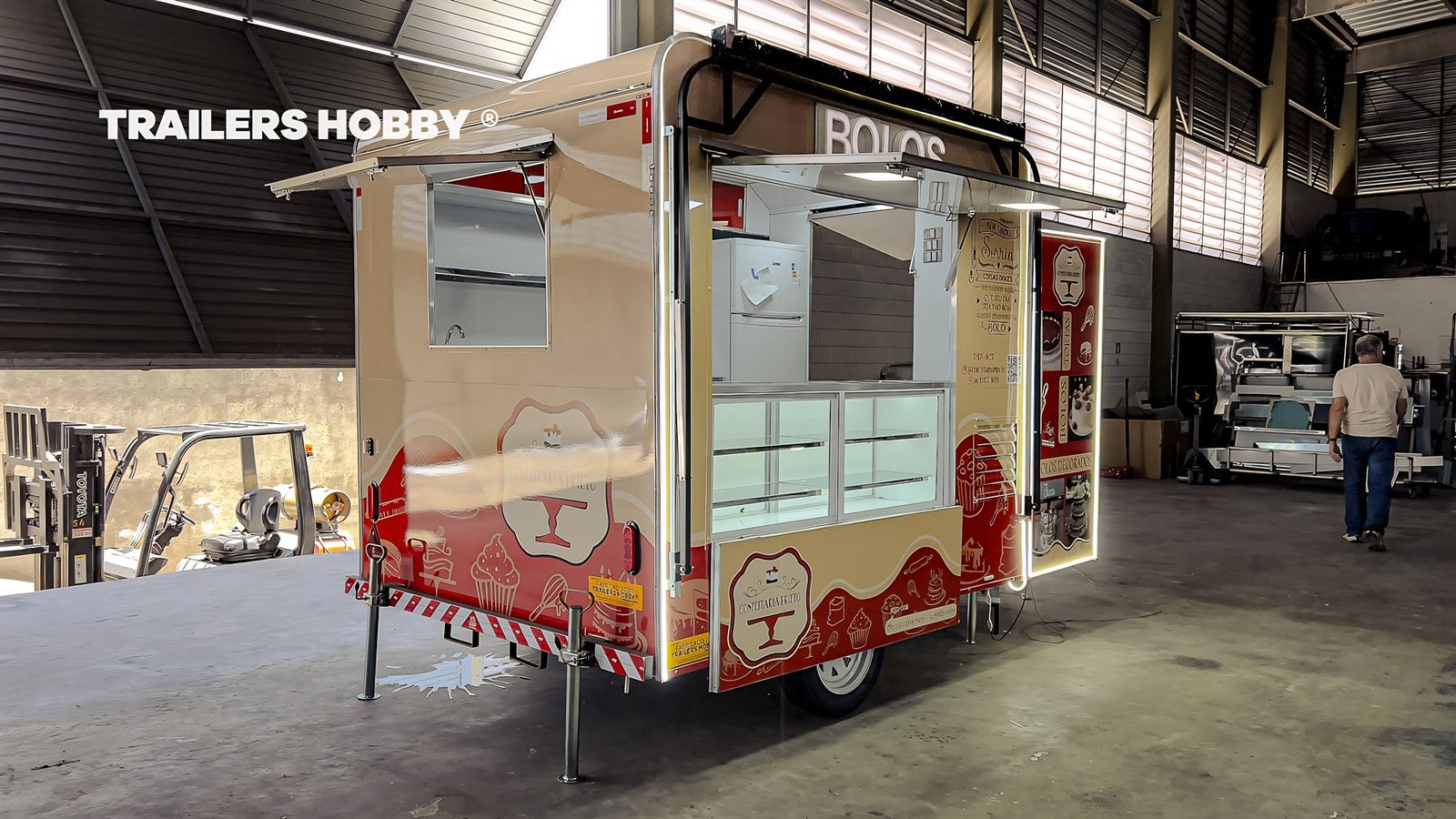 Trailer para doceria com vitrine refrigerada sob medida.