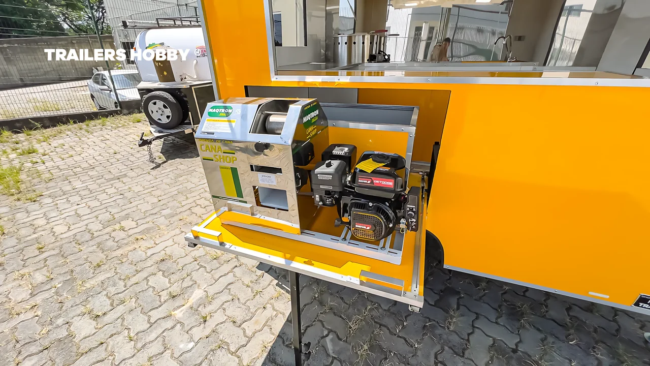 Gaveta aberta com engenho e suporte externo em trailer amarelo da Trailers Hobby