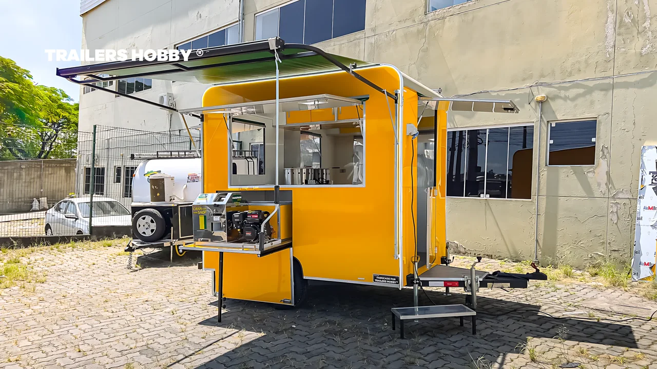 Trailer amarelo para caldo de cana com janela de atendimento aberta e gaveta externa, projeto para Londrina