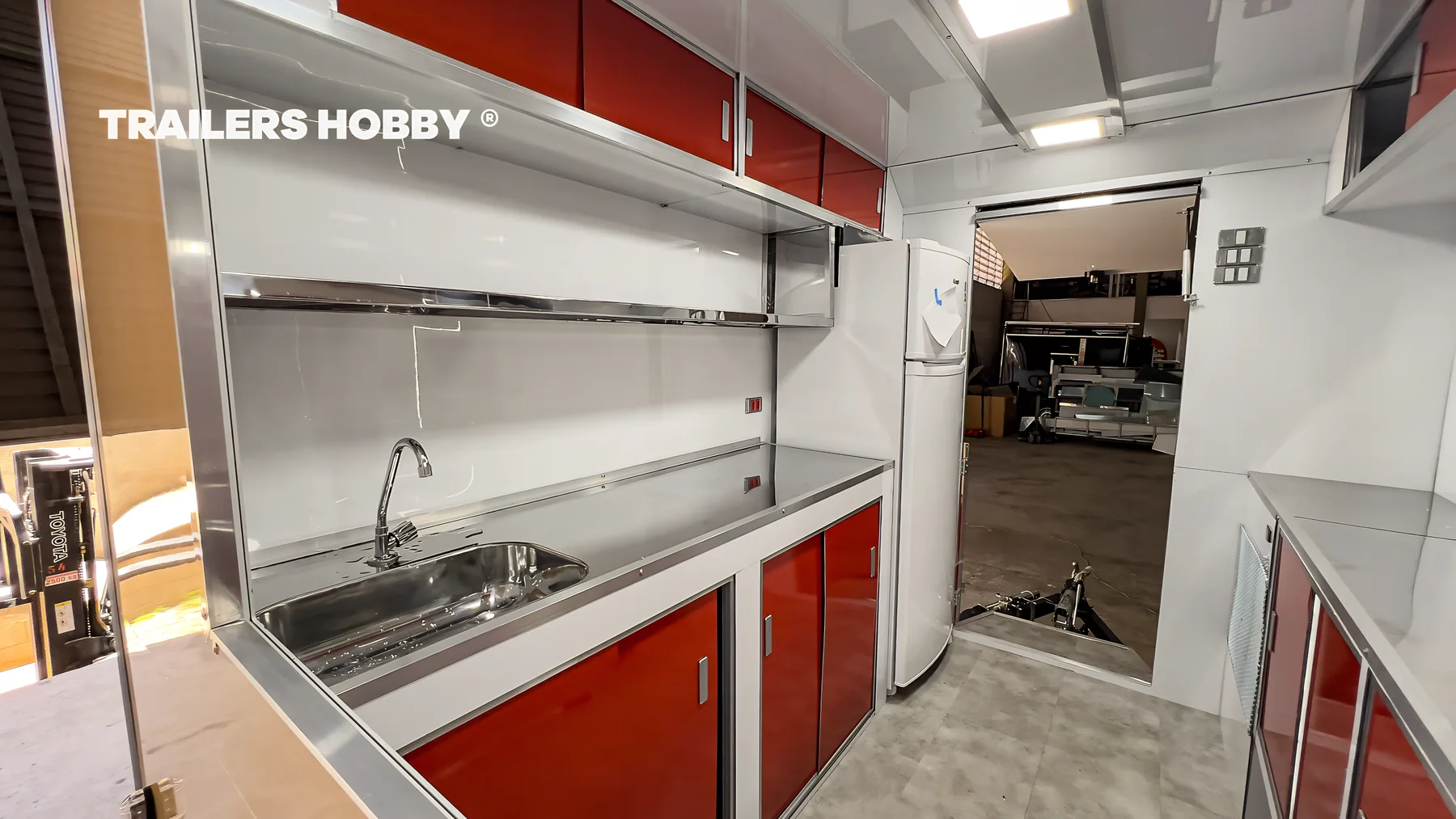 Interior em inox de trailer para confeitaria