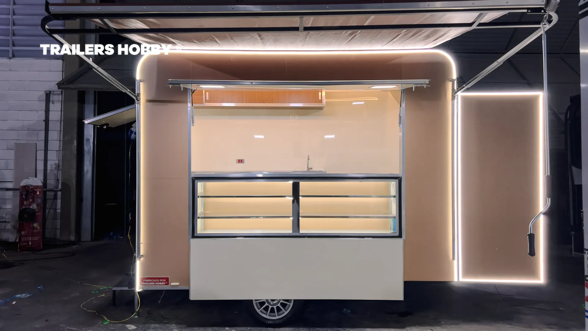 Trailer completo para confeitaria fabricado pela Trailers Hobby, entregue em Rondônia