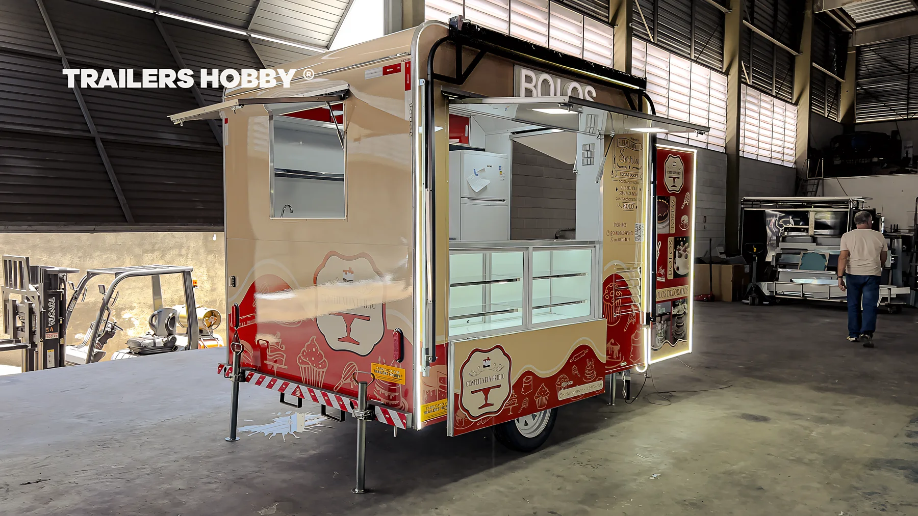Trailer para confeitaria com vitrine refrigerada sob medida