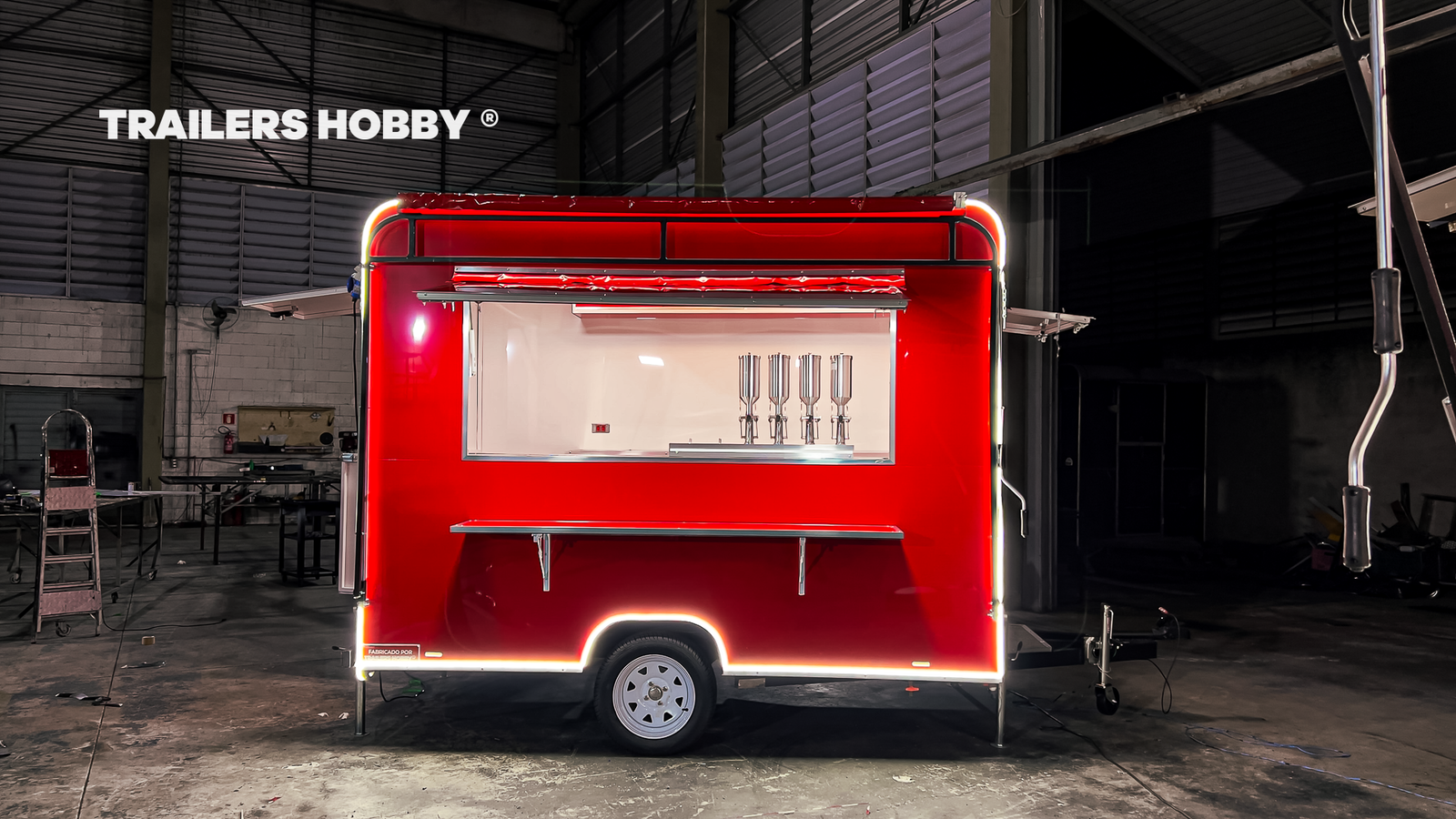 Vista frontal de trailer intermediário vermelho fabricado pela Trailers Hobby