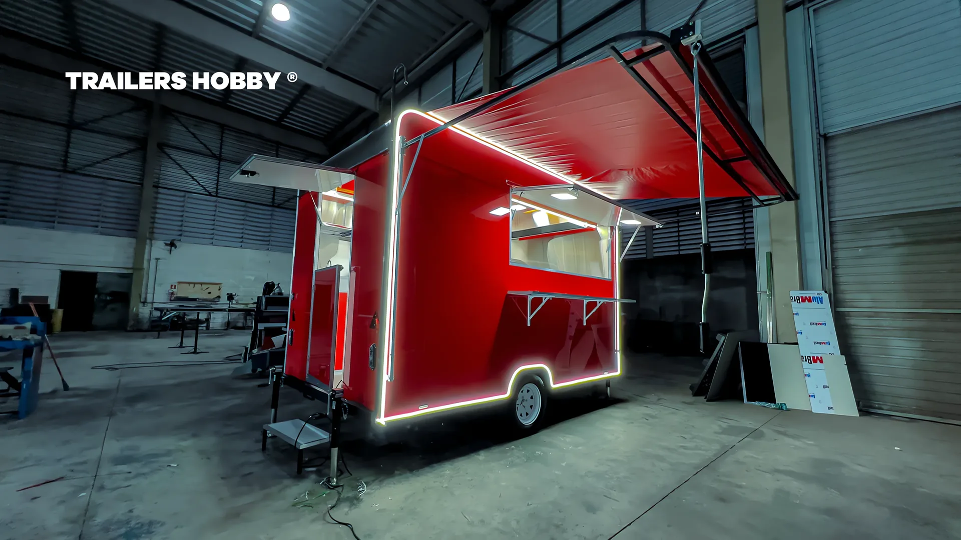 Trailer completo para pastel fabricado pela Trailers Hobby, entregue em Indaiatuba, com toldo aberto e iluminação de LED